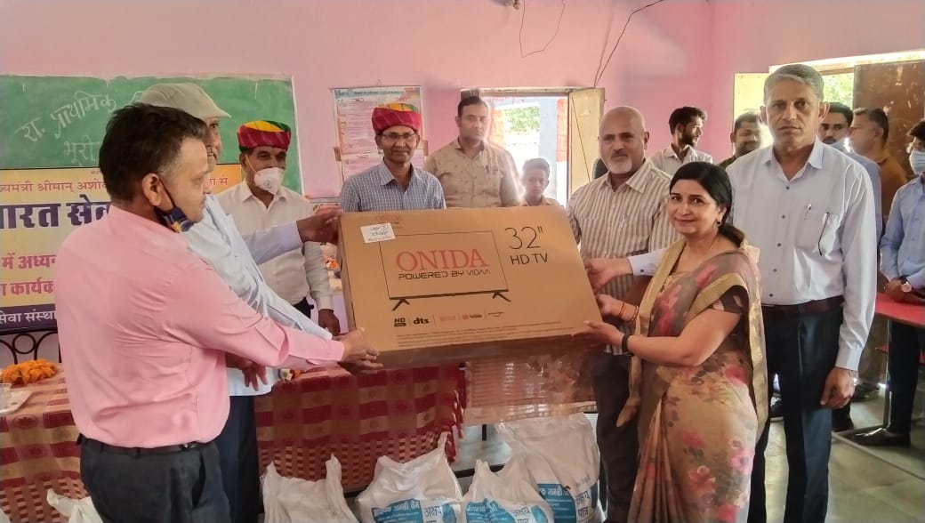 श्री माधव सेवा समिति जोधपुर के शिक्षण सहयोग से संचालित रा प्रा विद्यालय भूरीबेरी में भामशाहों द्वारा सामग्री का वितरण.